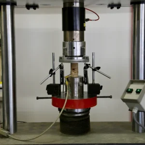 Bâti de chargement unaxial avec échantillon instrumenté avec des jauges de déformation