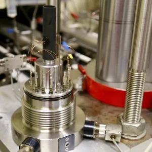 Échantillon de roche instrumenté et mis sous gaine étanche pour la réalisation d'un essai de déformation en compression triaxiale