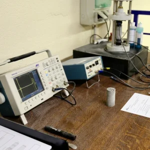 Dispositif expérimental de mesures des vitesses d'ondes P et S