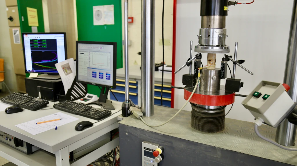 HydroGeomechanics experimental platform
